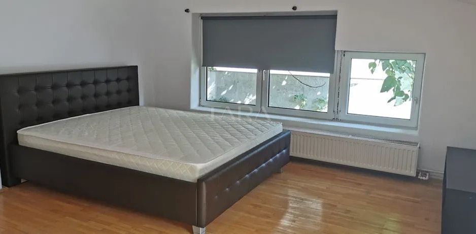 Casă / Vilă cu 4 camere de vânzare în zona Centru - Poză 2