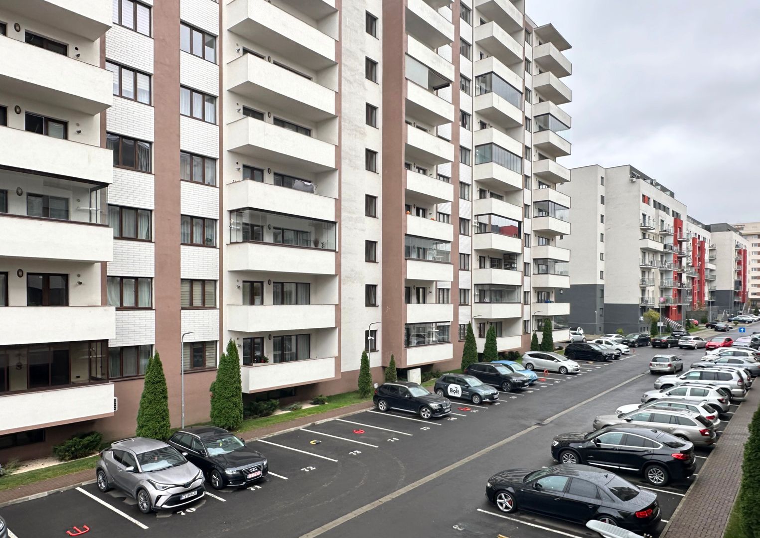 Vând apartament 3 camere 3 minute de Coresi complex ISARAN - Poză 4