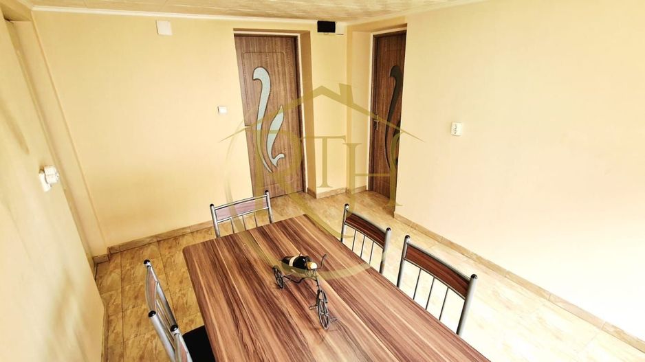Vand casa recent renovata cu 900 mp curte si gradina in Carpinis - Poză 8