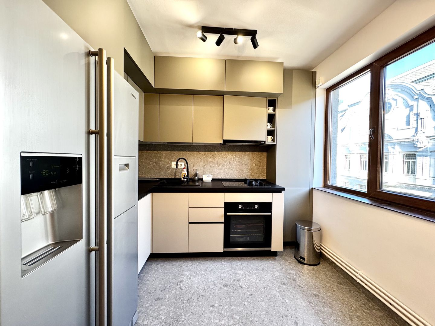 Apartament cu stil, eleganță și energie vibrantă, în Piața Victoriei - Poză 9