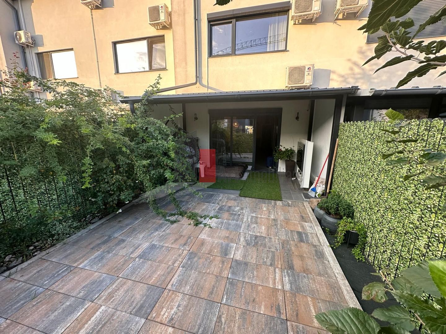 Casa - 5 camere mobilat partial cu 2 locuri de parcare - Poză 4
