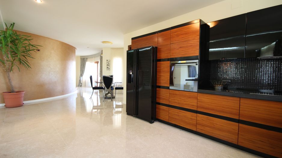 O casa deosebita cu Piscina - Poză 1