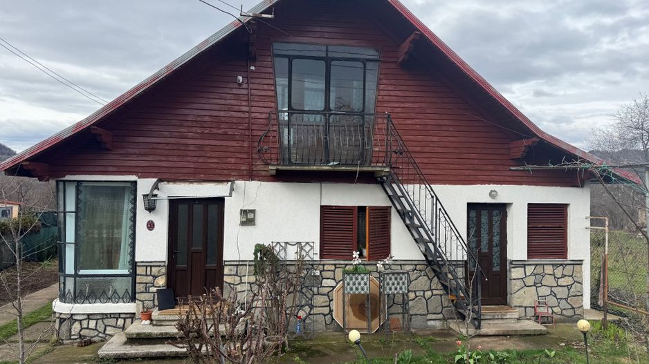 Casă corp C1 84mp + casă corp C2 51mp+garaj+ grădină și teren 889mp - Poză 1