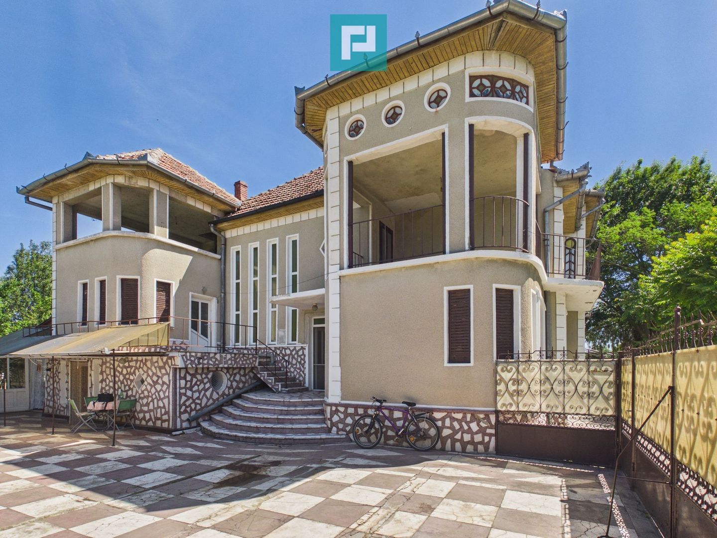 Casă/vilă cu 10 camere – Ineu, centru - Poză 1
