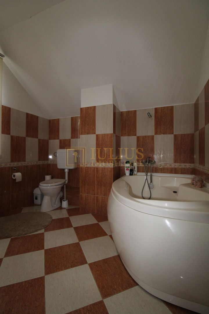 Casa in Blascovici, 5 camere + 3 bai, centrala proprie - Poză 28