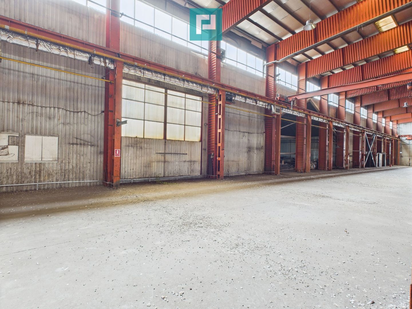 Hală industrială cu pod rulant și parcare betonată - Poză 10