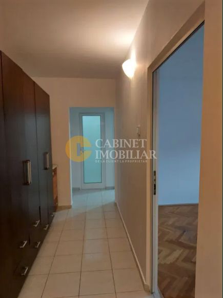Etaj intermediar, 3 camere decomandat zona Alexandru cel Bun - Poză 4