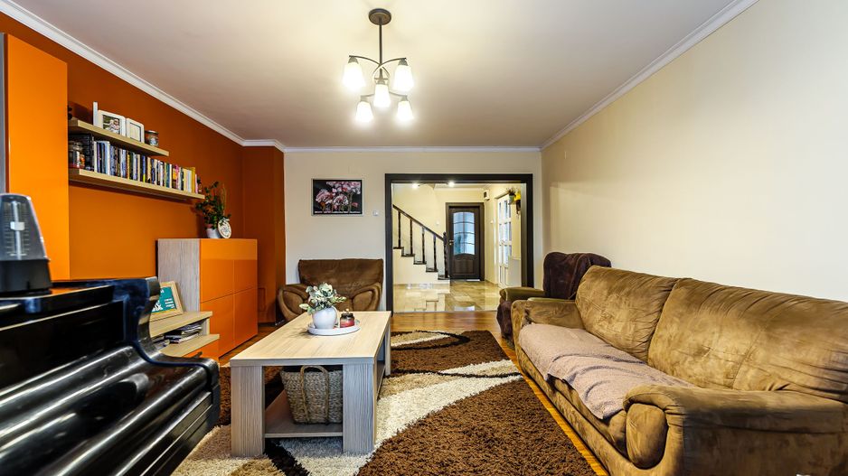 Casă generoasă cu potențial de afacere în Gai - Poză 3