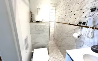 Apartament renovat, cu garaj și pivnițe, în Centrul Istoric al Sibiului - Poză 11