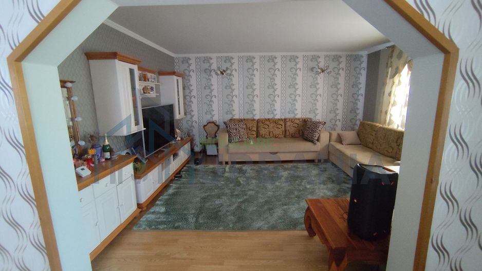 Vilă în Valea Adâncă, 5 camere, la 800 m de Aleea Tudor Neculai – Dormitor la parter - Poză 7