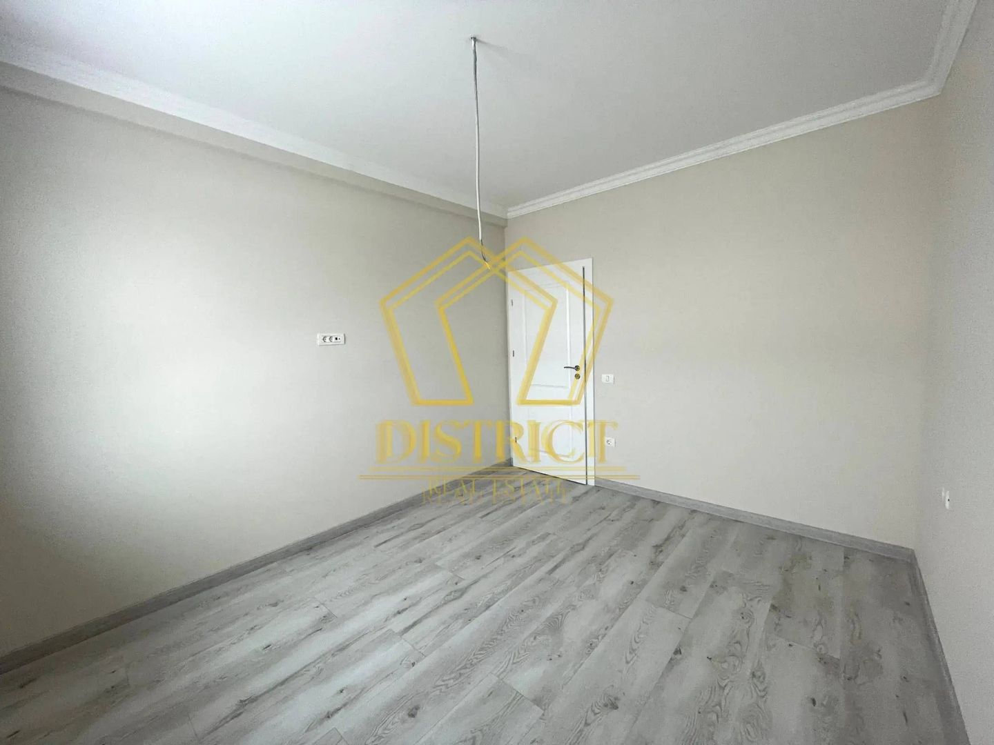 Casa despărțită prin garaj cu 5 camere | Giroc - Poză 7