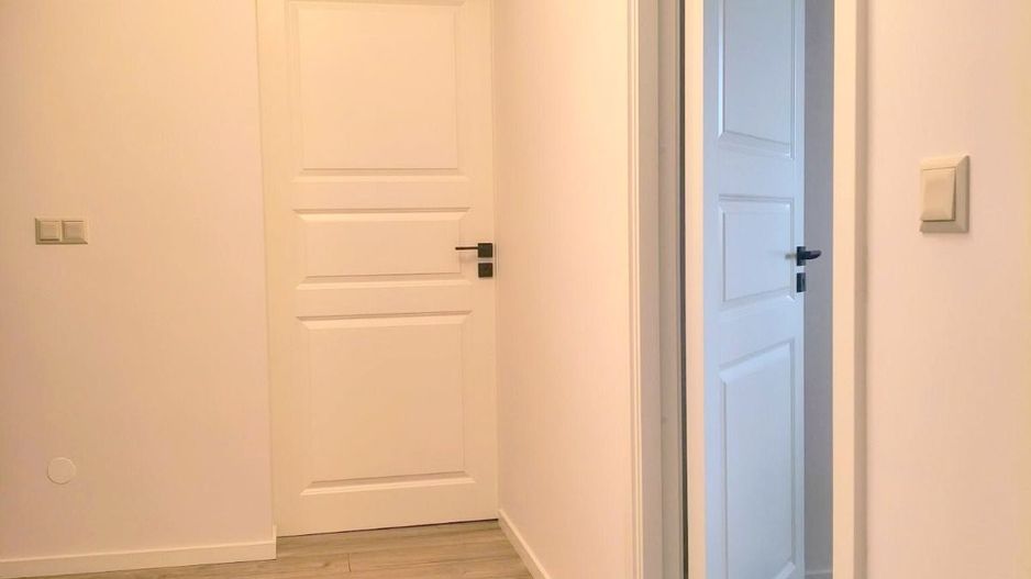 De vanzare apartament cu 2 camere, port, parter, 75.000 euro - Poză 2