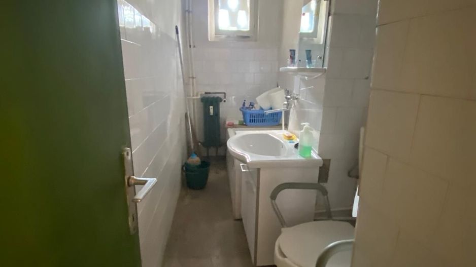 vand apartament 3 camere, etaj 2, zona Piata Sarbilor - Poză 1