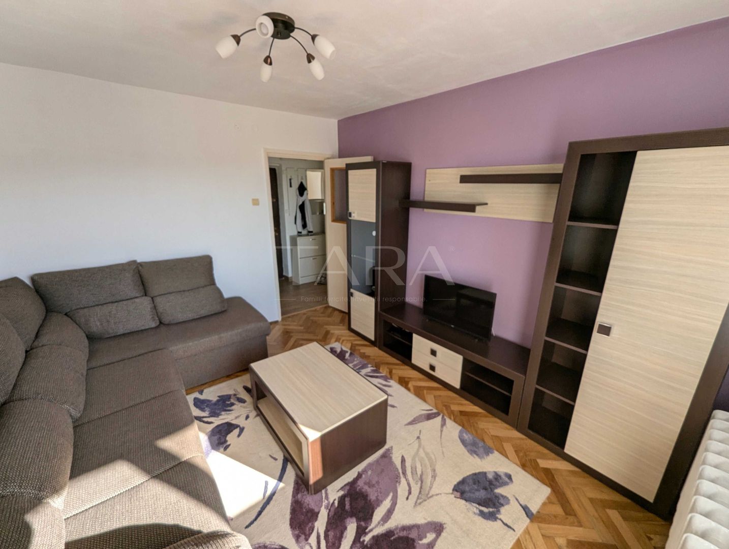 Apartament 2 camere decomandate, balcon închis, renovat, mobilat și ut - Poză 1