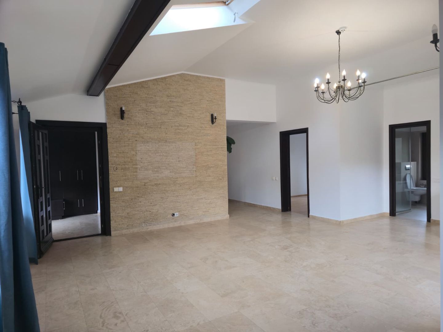 9 camere, 5 bai, spatiu hobby, gradina, garaj,locatie buna - Poză 30