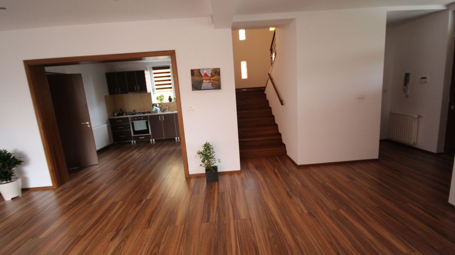 Vila spatioasa  nemobilata zona Elisabetin - Poză 1