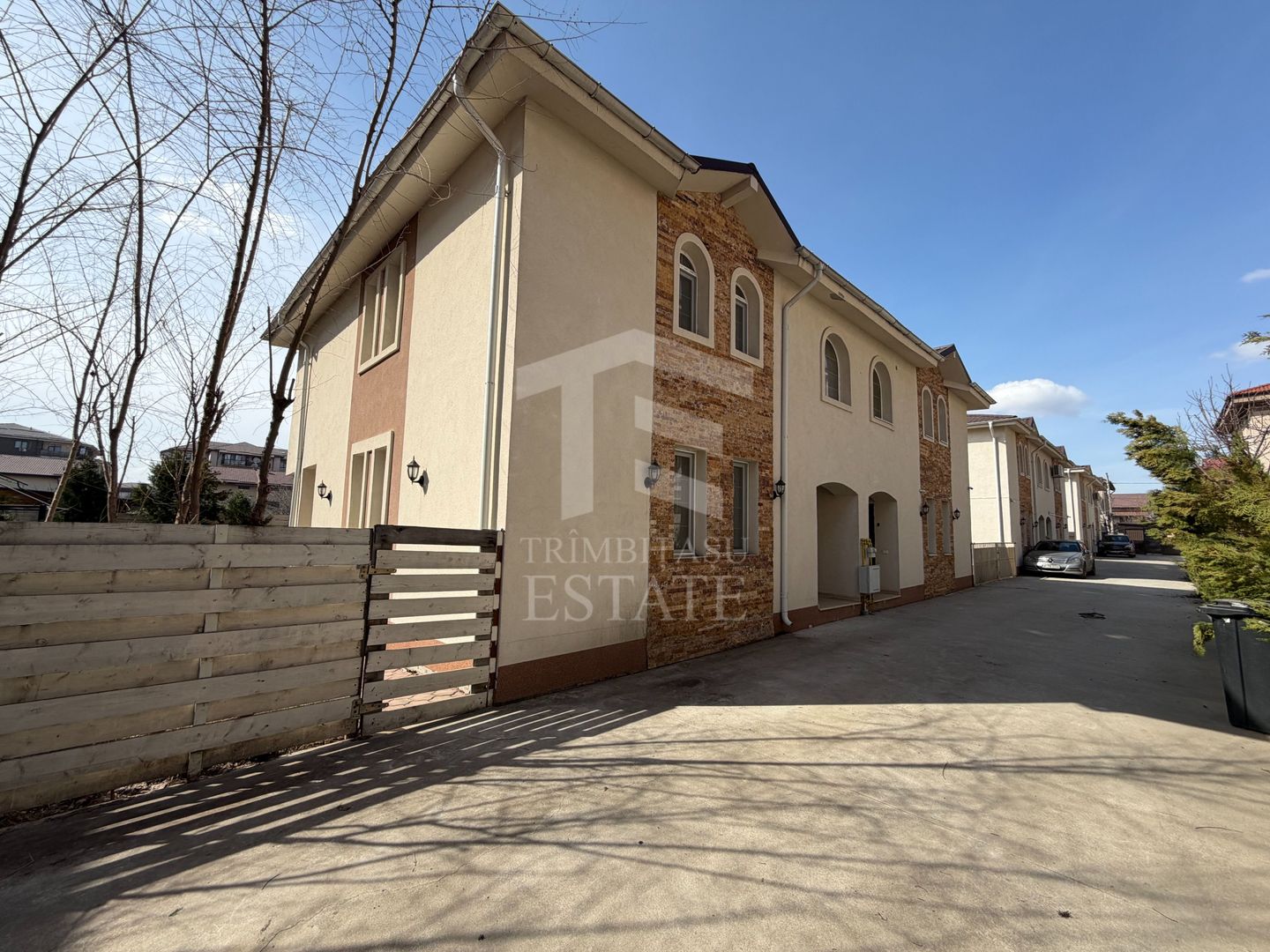 DOBROESTI - Ciresului | Vila tip Duplex - Curte + Parcari - Poză 1