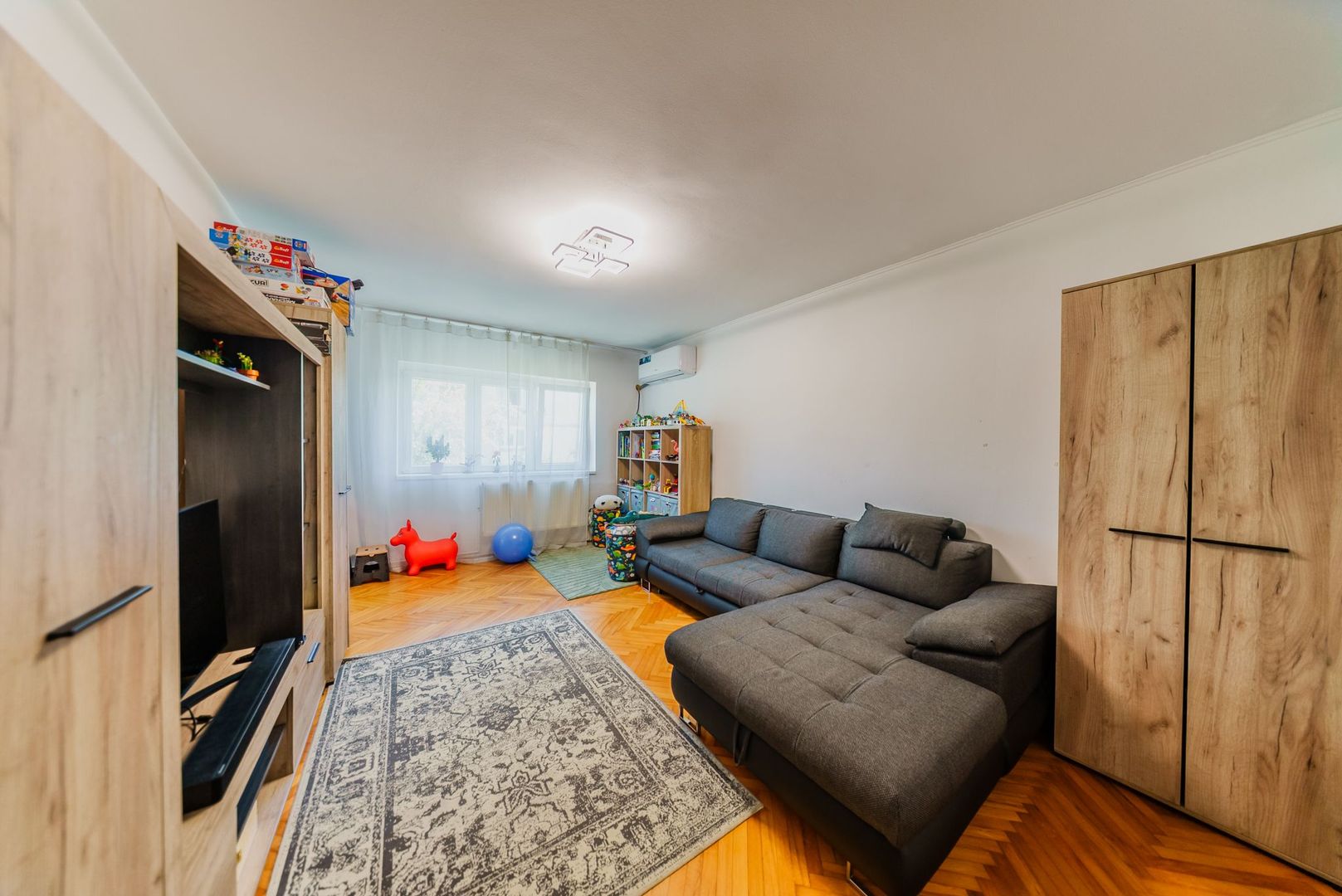 Apartament 2 camere, zona 300, decomandat, etaj 1 - Poză 2