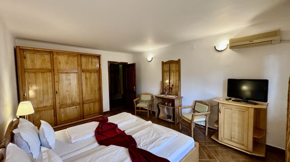 Hotel 20 camere Delta Dunarii 50 m deschidere teren 6000 mp acces auto - Poză 11