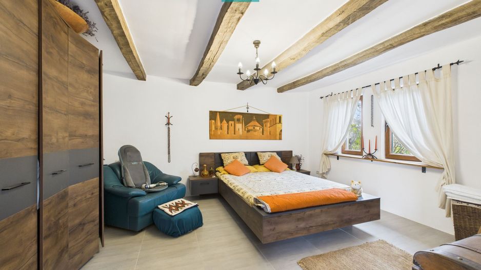 Casă renovată în localitatea Comănești, Arad - Poză 11