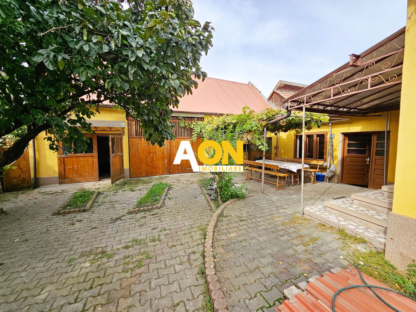 Casa cu 4 camere, 2024 mp teren, la asfalt, cu utilitati, Vintu de Jos - Poză 2