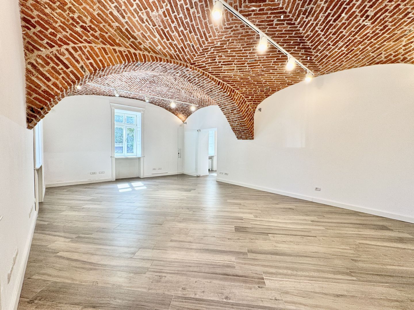 Spatiu birou in cladire istorica restaurata - Poză 12