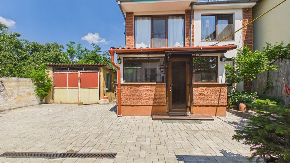 Casă cu 2 corpuri de clădire în Bujac - Poză 2