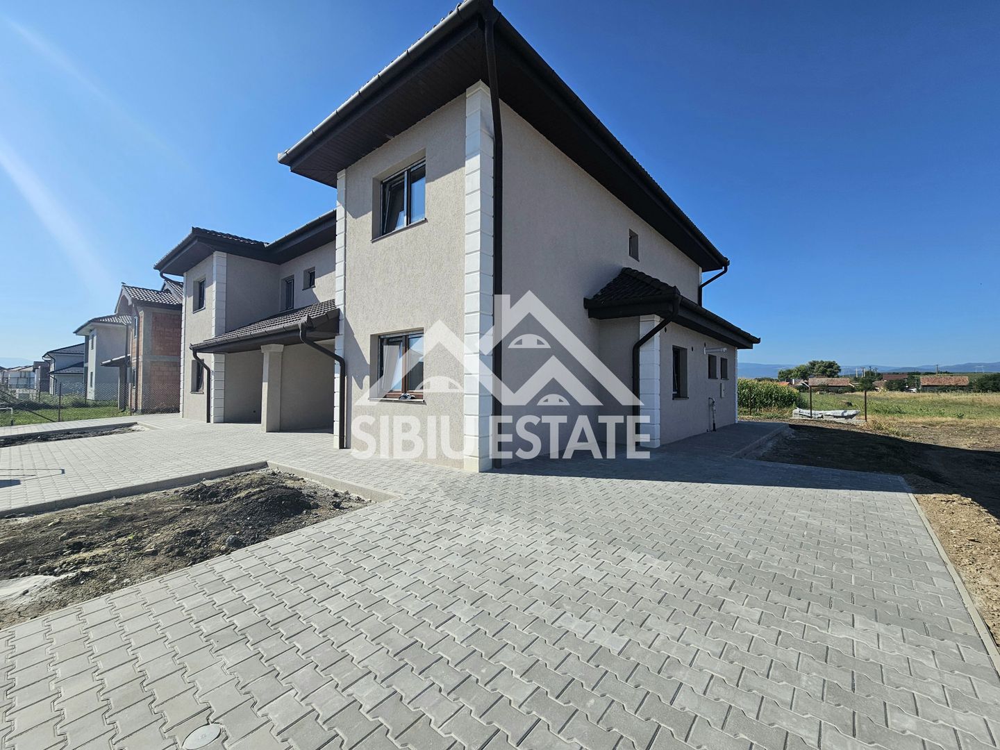 Casa noua 4 dormitoare, spatiu bun pentru familie - Poză 11
