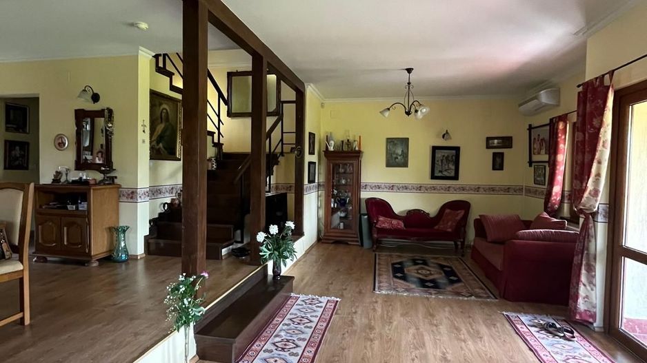 Casă elegantă, spațioasă, ideală pentru familie – Sanmihaiu Roman - Poză 9