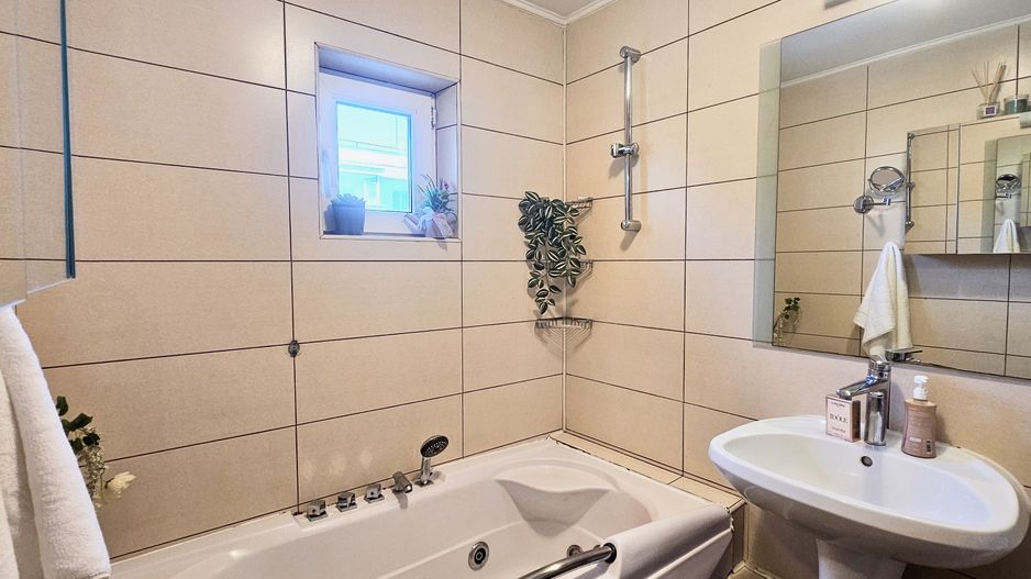Apartament etaj intermediar, luminos, centrală proprie, fereastră la baie - Poză 15
