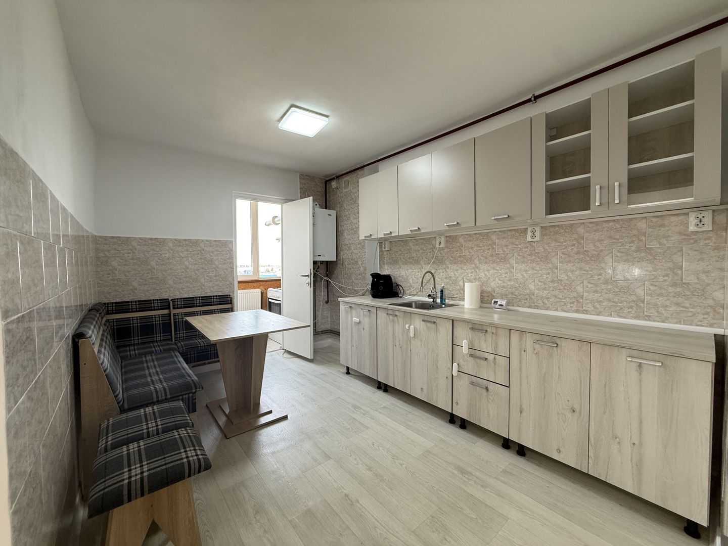 Apartament 3 camere, decomandat, renovat recent, Aradul Nou - Poză 3