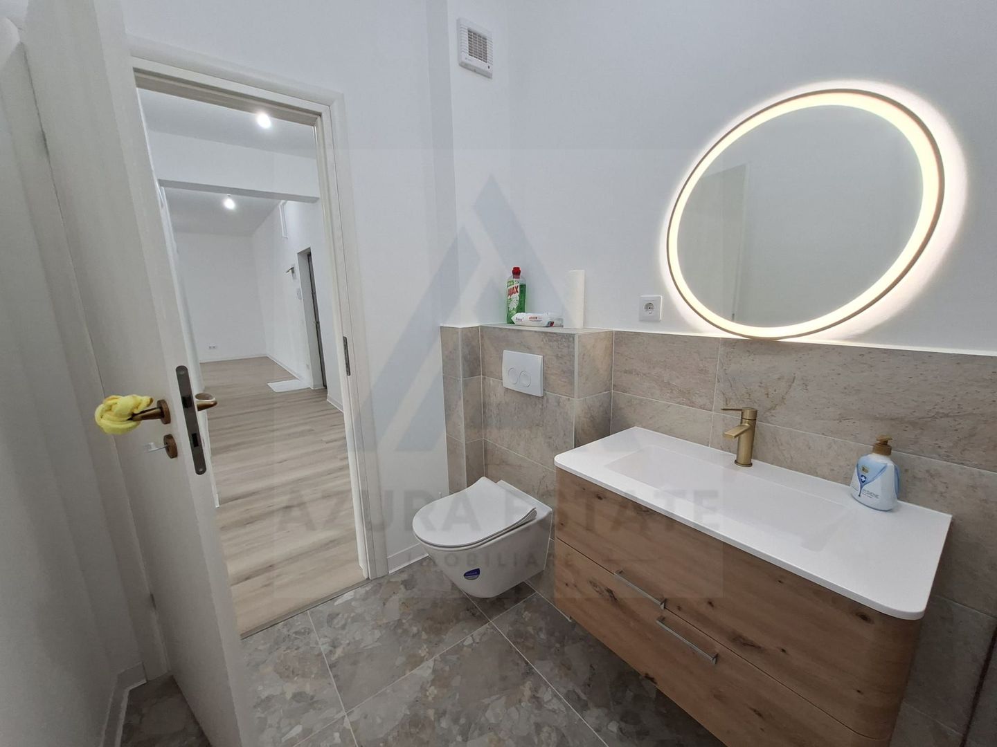 Apartament 3 camere 2 bai terasa curte si 2 locuri de parcare Selimbar - Poză 4