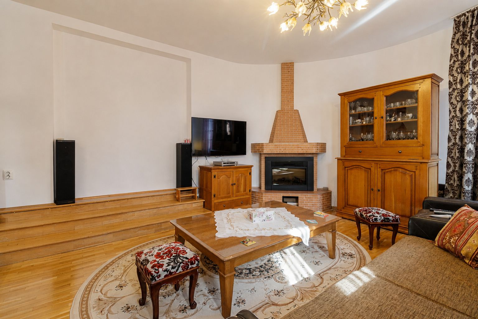 Vilă individuală cu 5 camere, piscină și curte generoasă | Mogoșoaia - Poză 4