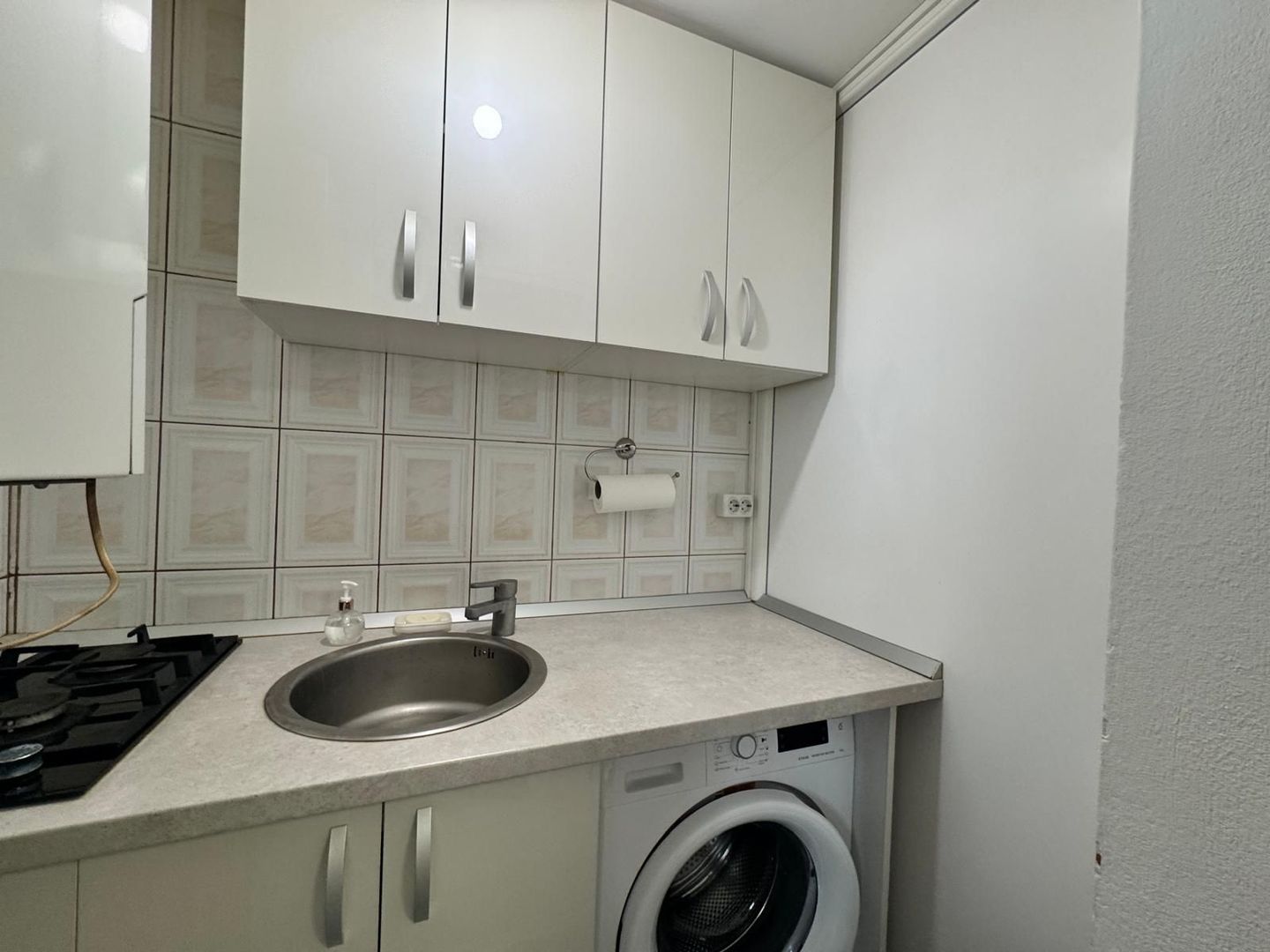 Garsoniera spatioasa situata la parter inalt in Vasile Aaron zona OMV - Poză 5