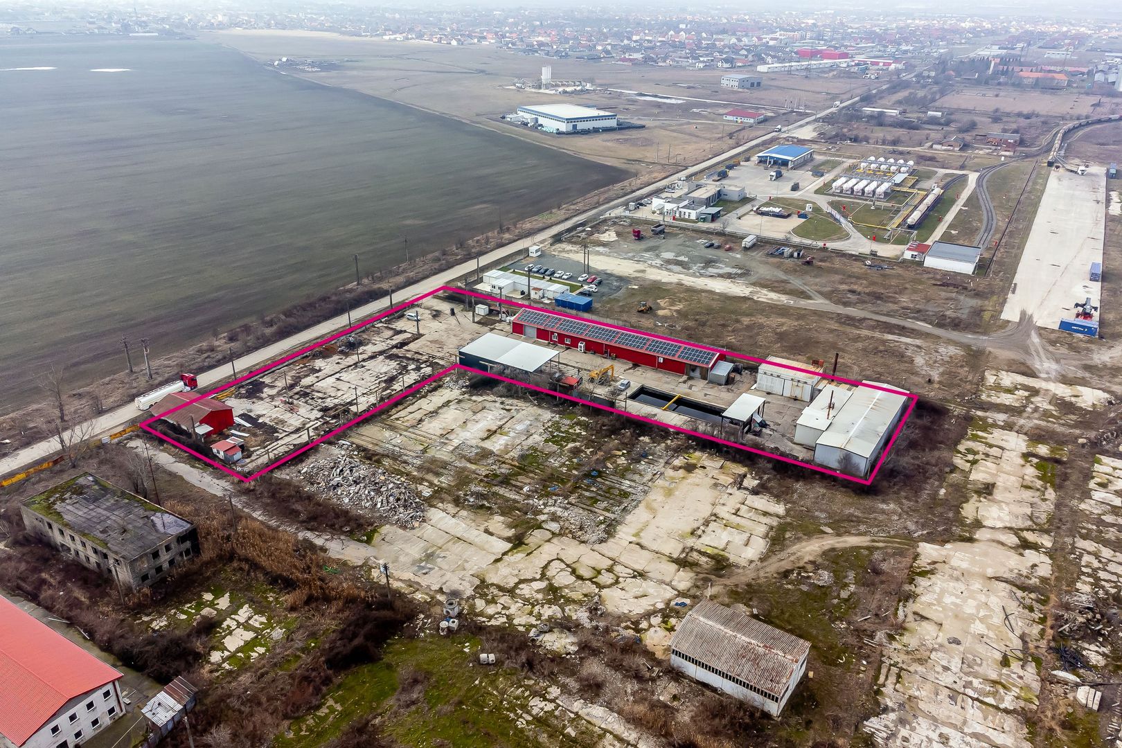 Spații industriale cu panouri fotovoltaice si platformă betonată - Poză 8