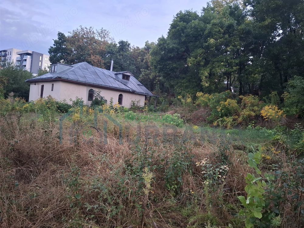 Teren de 2341 mp în Sararie-Copou, Iași, cu deschidere la două străzi, ideal pentru construcție bloc - Poză 1