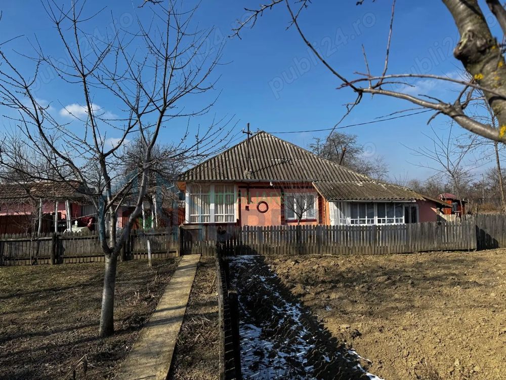 Casa locuibila, Hermeziu, 39 km de Iasi, racordata la apa - Poză 1