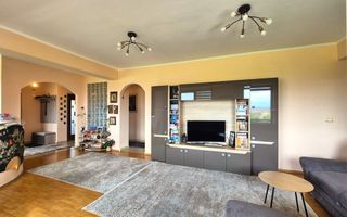 Tractoru, zonă liniștită de case, apartament spațios 3 camere cu garaj - Poză 2