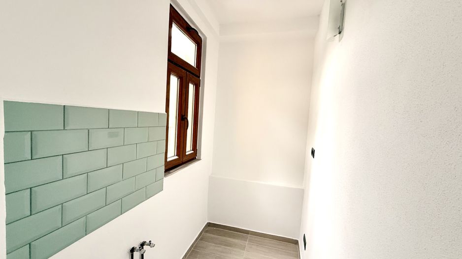 Doua etaje in vila pe malul lacului Grivita birouri rezidential - Poză 17