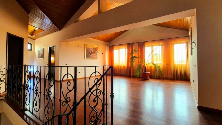 Cauți o casă mare sau spațiu pentru business? Aici le ai pe ambele! - Poză 16