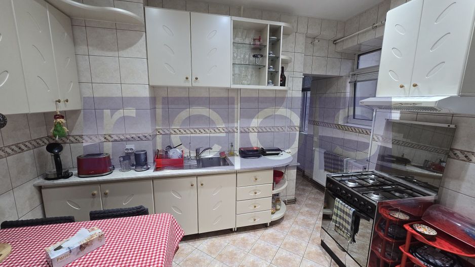 DE VANZARE APARTAMENT 4 CAMERE ZONA CENTRALA - Poză 3