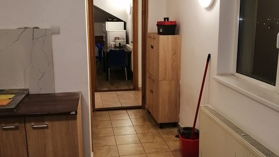 Etaj de inchiriat/ camere+ bai/bucatarie/spalatorie - Poză 16