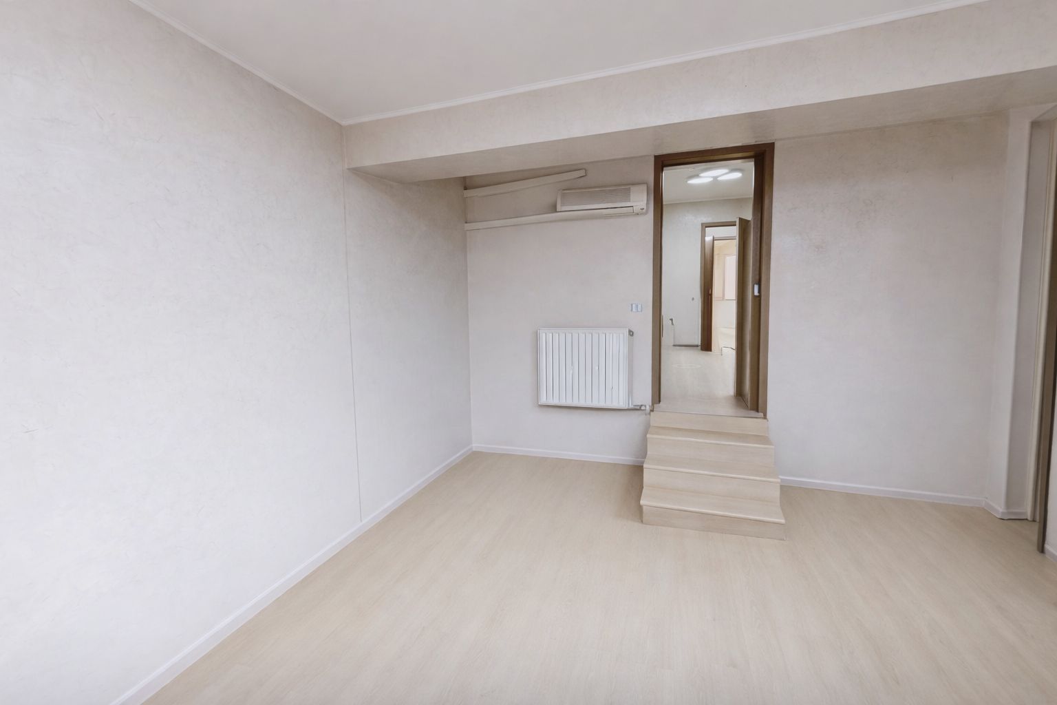 CAPITOL - B-dul. Mamaia - Apartament cu 4 camere si terasa de 80 mp. - Poză 10