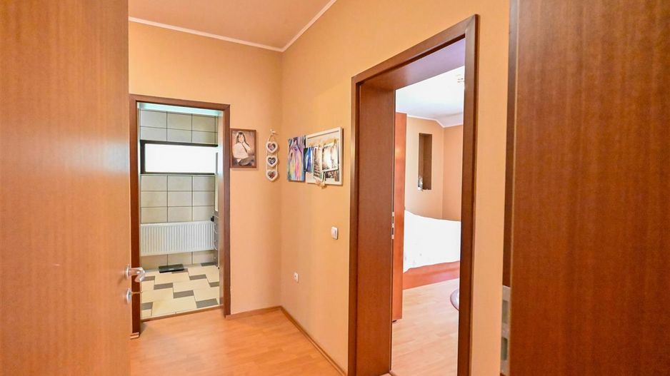 Vila cu 1.500 mp teren, gradina amenajata, linistita zonare,  Halchiu, Brasov - Poză 31