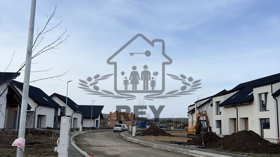 Teren cu PUZ, utilități și autorizație de construire/casă unifamilială - Poză 1