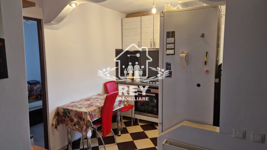 Apartament 3 camere - decomandat, mobilat, etaj 2/4, Cisnadie - Poză 4