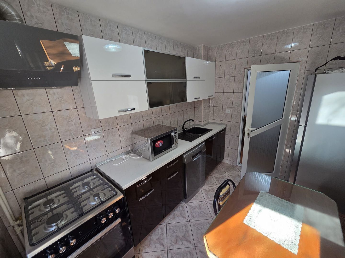 Apartament 2 camere, etaj 1, zonă excelenta - Poză 1