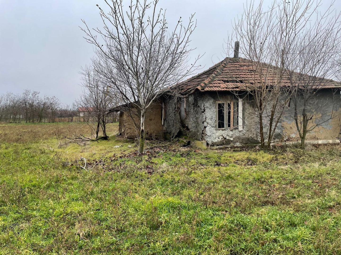 Teren intravilan 3367 mp cu casa demolabile 54 mp puț existent! - Poză 1