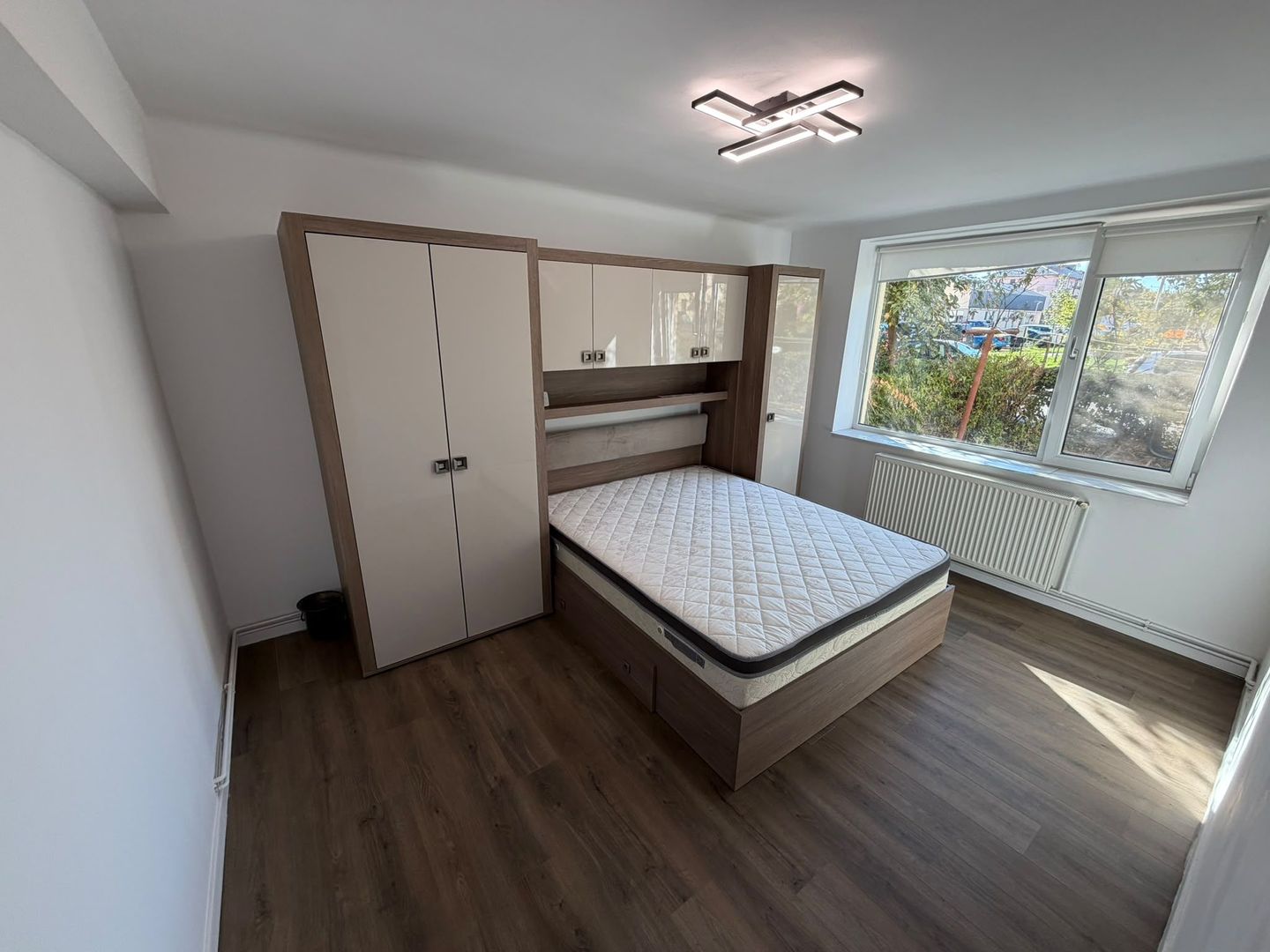 AP. 2 CAMERE - DEBARCADER, CURTE 25 MP, MOBILAT/UTLAT MODERN, COMIS 0% - Poză 1