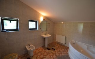 Vilă splendidă cu grădină extinsă și facilități moderne - Poză 9